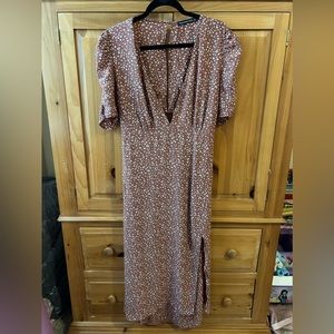Abercrombie & Fitch tan maxi dress with back cutout and ruched sleeves. Size XL